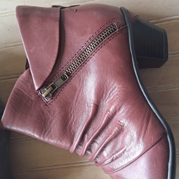 Earth Pegasus Merlot Soft Leather Zipper Slouchy Short Heel Ankle Booties Comfy - Picture 2 of 15